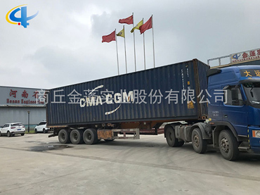 葡萄牙兩臺廢塑料煉油設(shè)備裝至集裝箱運(yùn)往港口